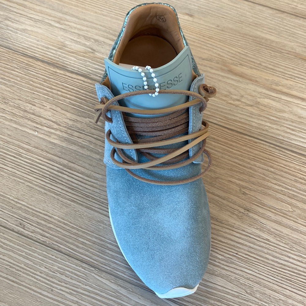 NIB Esseutesse Fringe Sneaker in Nimbus Suede.